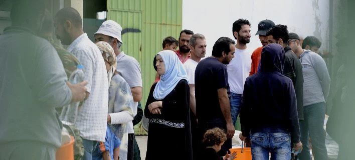 Spiegel: «Οι Ελληνες στέλνουν με τα εσώρουχα πρόσφυγες πίσω στην Τουρκία»